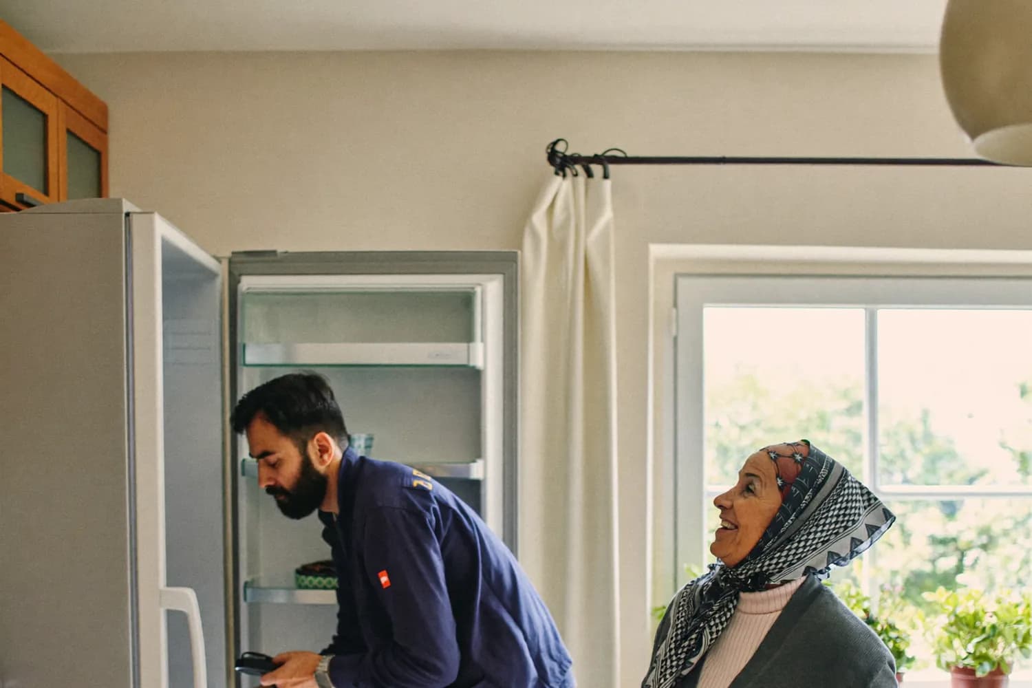 İzmir'de Arçelik buzdolabı tamiri yapan yetkili teknik servis teknisyeni